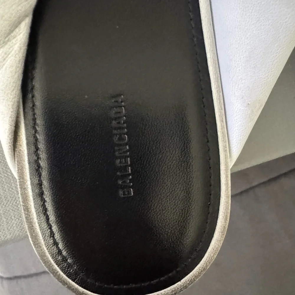 Balenciaga Ivory Gift Box - Picture 12 of 12